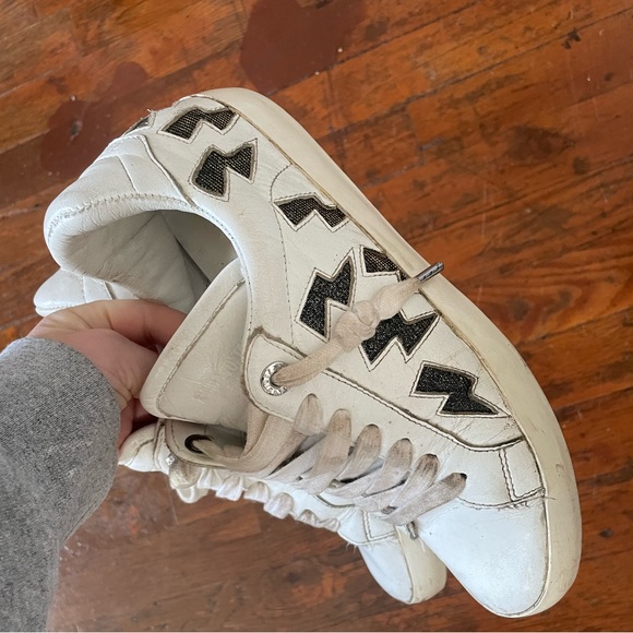 White and reflective lightning bold shoes! Super different and comfy - Picture 2 of 3